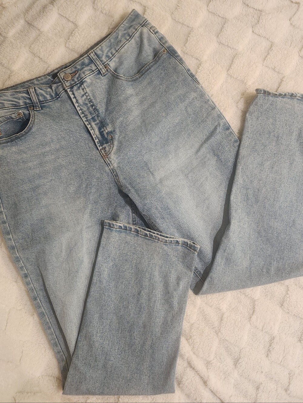 Straight Leg Light Blue Women’s Jeans — Classic Everyday Style